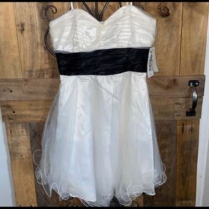 STRAPLESS WHITE DRESS